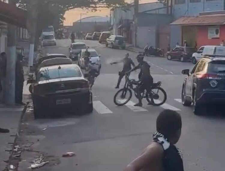 Jovem “dá grau” ao lado de viatura e policial revida com spray de pimenta