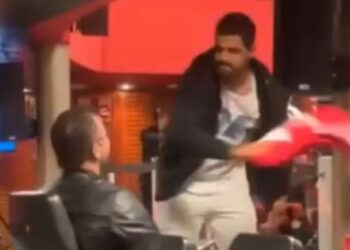 Homem agride influencer com bandeira do PT em debate sobre escolas cívico-militares em MG