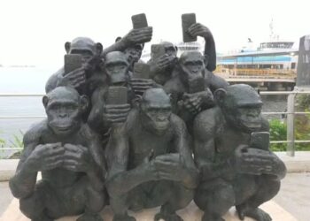 Criminosos furtam celulares de macacos de escultura no Rio de Janeiro
