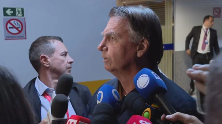 Bolsonaro diz que não sabia de pen drive no banheiro e que vai perguntar a Michelle se é dela