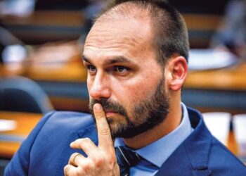 “Querem me tirar do páreo pro ano que vem”, afirma Eduardo Bolsonaro