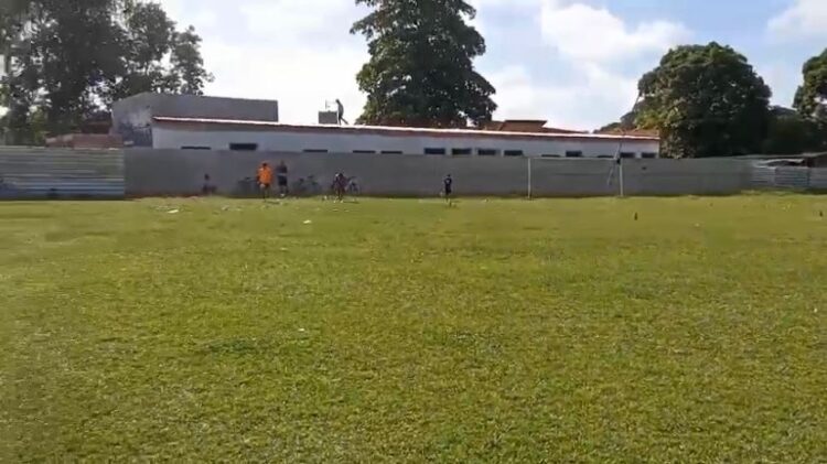 Confusão entre moradores e prefeito Daniel Santos marca tentativa de interdição de campo de futebol na Pedreirinha