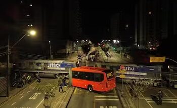 Colisão entre trem e ônibus biarticulado deixa 11 feridos em Curitiba