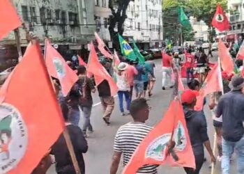 Militantes do MST fazem protesto em defesa da Palestina no centro da cidade