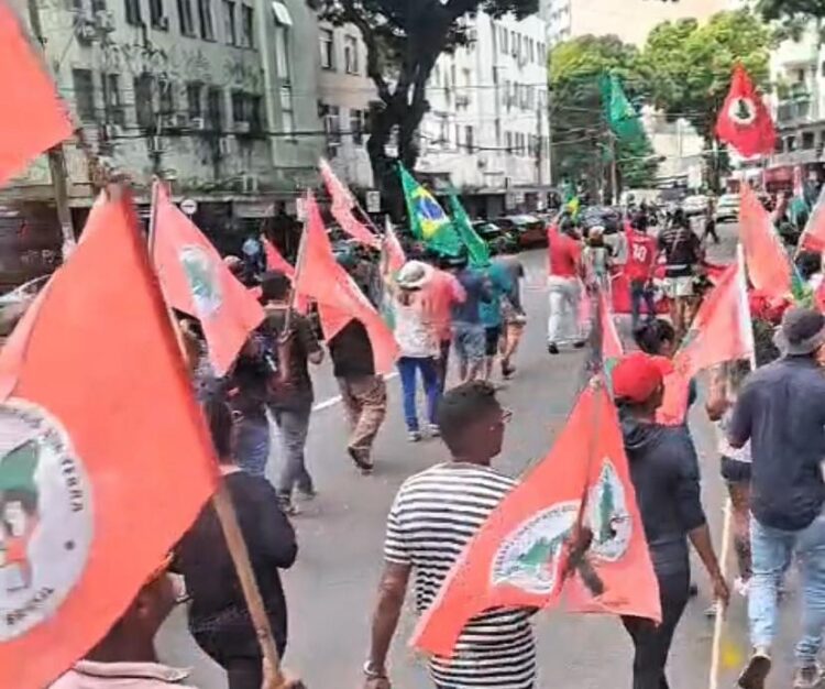 Militantes do MST fazem protesto em defesa da Palestina no centro da cidade