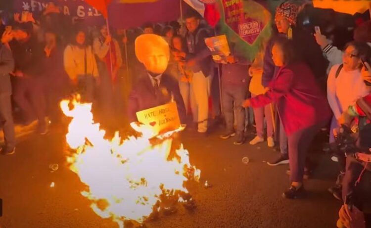 Manifestantes colocam fogo em boneco de Trump na Avenida Paulista
