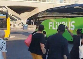 Autocarro desgovernado atinge restaurante na Gare do Oriente, em Portugal