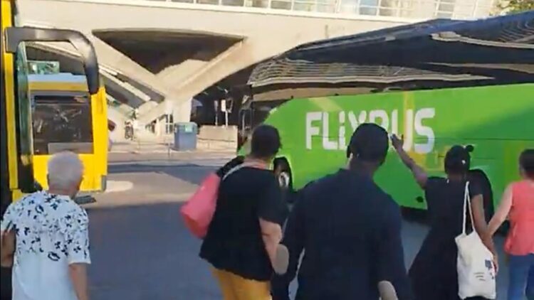 Autocarro desgovernado atinge restaurante na Gare do Oriente, em Portugal