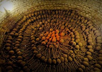 As Catacumbas de Paris: A Cidade de Ossos Escondida Sob a Capital Francesa