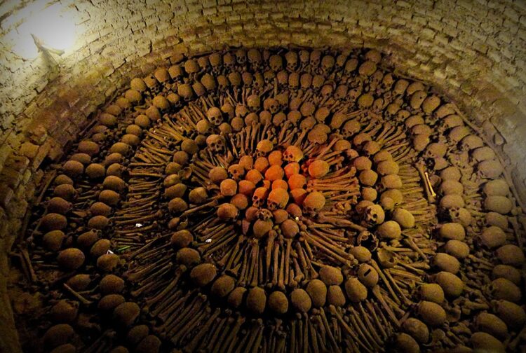 As Catacumbas de Paris: A Cidade de Ossos Escondida Sob a Capital Francesa