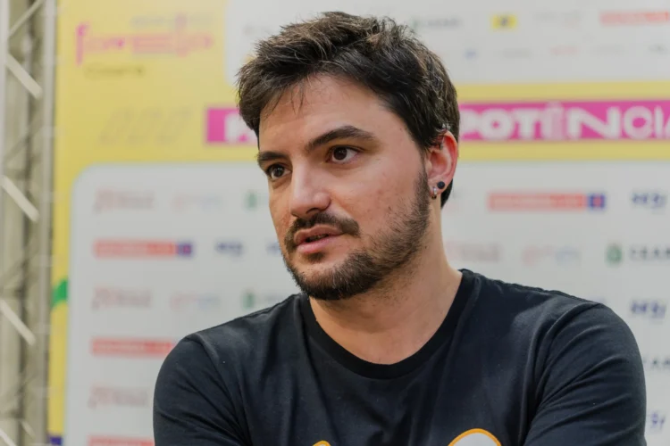 Felipe Neto chama de “traidor” quem pede intervenção americana, mas fez o mesmo em 2021 contra Bolsonaro