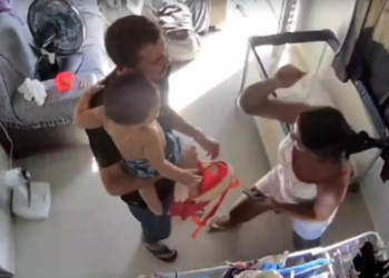 Homem é esfaqueado por ex-companheira dentro de casa enquanto segurava filho de 11 meses nos braços