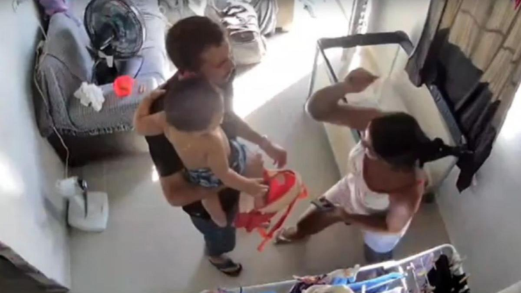 Homem é esfaqueado por ex-companheira dentro de casa enquanto segurava filho de 11 meses nos braços