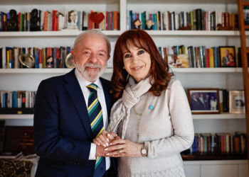 Lula visita ex-presidente da Argentina Cristina Kirchner, que está em prisão domiciliar por corrupção