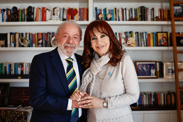 Lula visita ex-presidente da Argentina Cristina Kirchner, que está em prisão domiciliar por corrupção