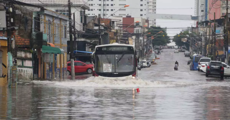 Mais um dia de caos: forte chuva provoca alagamentos, quedas de árvores e trânsito parado