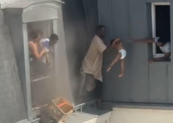 Vizinho se arrisca para salvar mulher e crianças pela janela de prédio durante incêndio em Paris