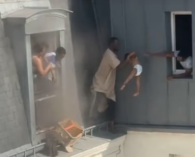 Vizinho se arrisca para salvar mulher e crianças pela janela de prédio durante incêndio em Paris