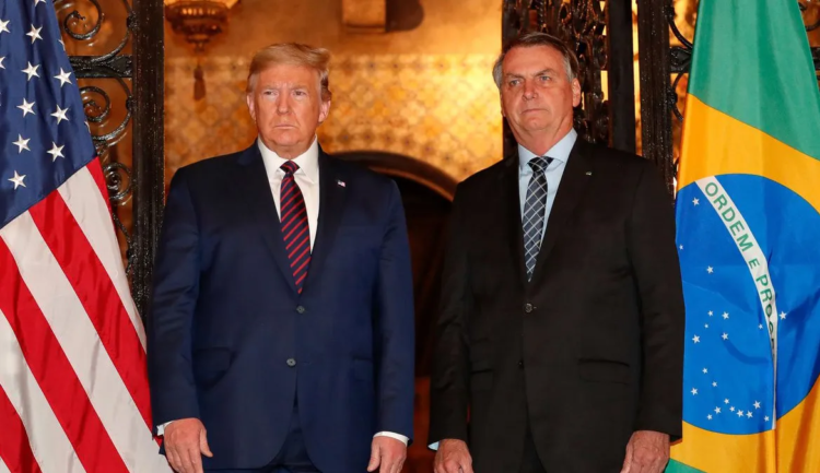 Trump faz post em defesa de Bolsonaro e diz que ex-presidente sofre perseguição no Brasil: ‘Deixem ele em paz’
