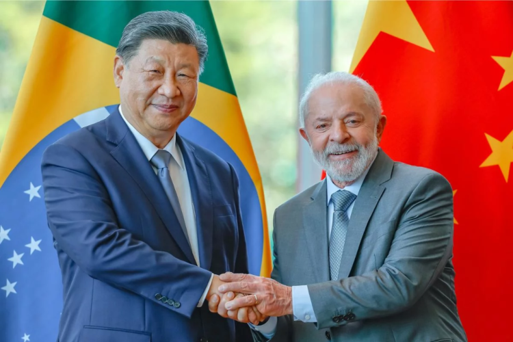 Brasil e China firmam parceria que prevê ferrovia ligando Atlântico e Pacífico afim de facilitar exportações