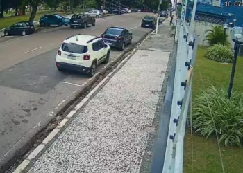 Lixeira é destruída por grupo com explosivos na Praça da República em plena luz do dia