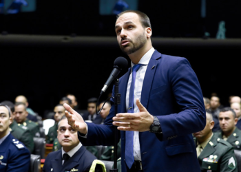 Eduardo Bolsonaro diz que abrirá mão do mandato e ficará nos EUA por medo de ser preso no Brasil