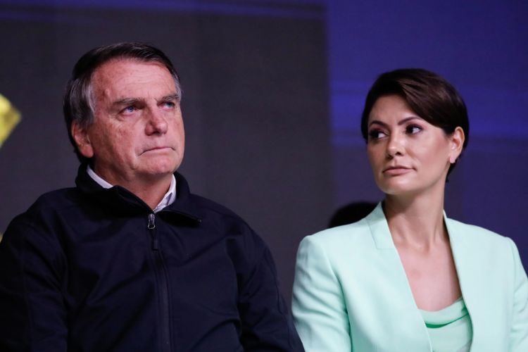 Bolsonaro diz que descarta fuga para não ficar longe de Michelle, diz jornal