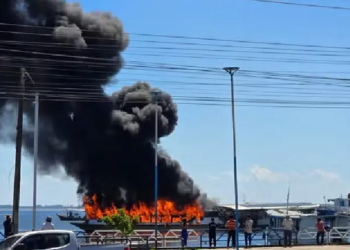 Lancha pega fogo e é consumida pelas chamas no Rio Tapajós em Santarém