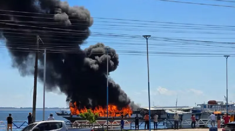 Lancha pega fogo e é consumida pelas chamas no Rio Tapajós em Santarém