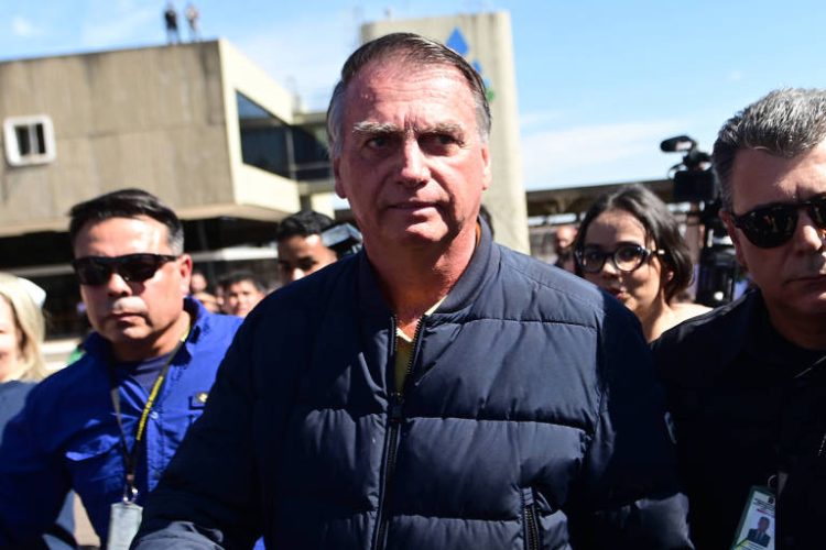 “Vocês sabem que não posso falar”, diz Bolsonaro ao chegar no PL