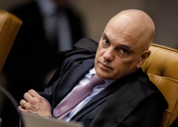 ‘Mais’ em vez de ‘Mas’: Moraes comete erro de português em decisão sobre Bolsonaro