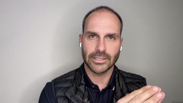 Eduardo Bolsonaro diz que se o Brasil utilizar urnas eletrônicas na eleição de 2026, Donald Trump não vai reconhecê-la