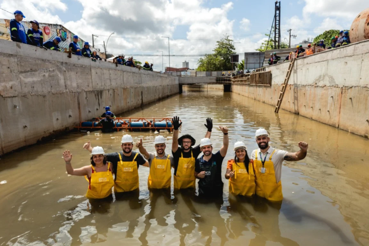 Canal da Tamandaré recebe primeira ecobarreira para contenção de lixo