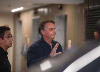 “Tô sendo atacado de tudo e não posso me defender”, diz Bolsonaro a jornalistas