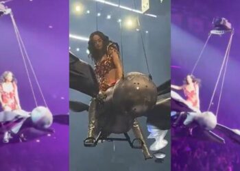 Katy Perry quase cai durante voo em borboleta gigante em show nos EUA