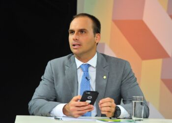 Se meu pai não puder disputar, eu gostaria de ser candidato, diz Eduardo