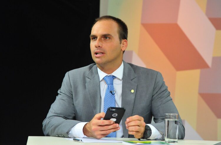 Se meu pai não puder disputar, eu gostaria de ser candidato, diz Eduardo