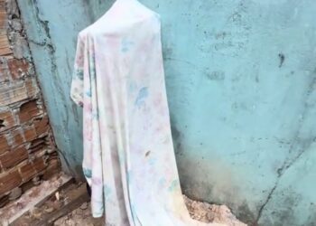 Patinete elétrico é encontrado coberto por lençol em terreno baldio em Belém