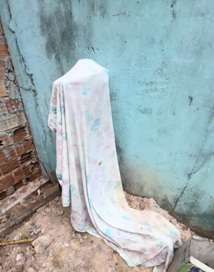 Patinete elétrico é encontrado coberto por lençol em terreno baldio em Belém