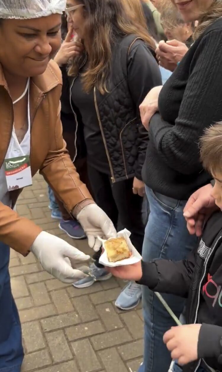 Organização marca a distribuição de bolo no aniversário de Brusque-SC