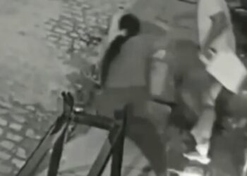 Casal leva chove após fio de energia de alta tensão cair de poste