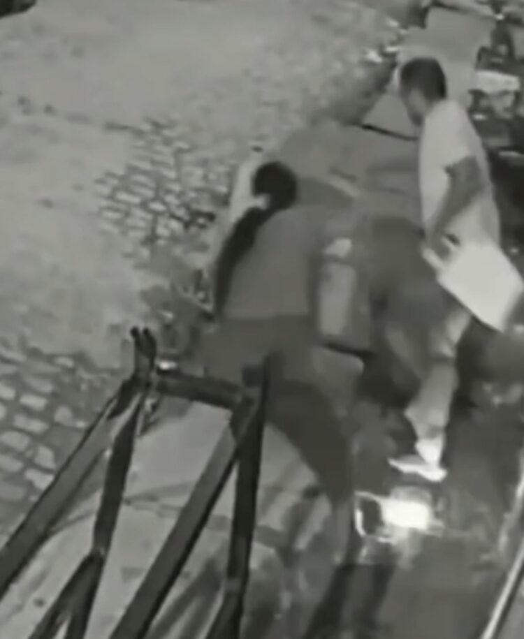 Casal leva chove após fio de energia de alta tensão cair de poste