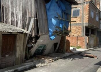 Para evitar acidente, moradores interditam passagem no Curió-Utinga, em Belém