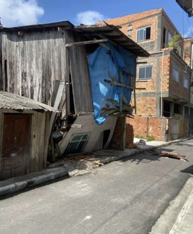 Para evitar acidente, moradores interditam passagem no Curió-Utinga, em Belém