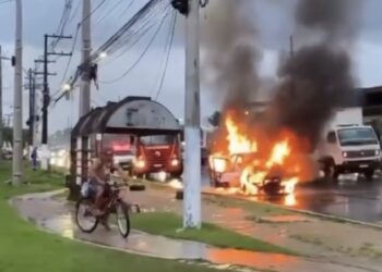 Incêndio repentino atinge veículo na Augusto Montenegro