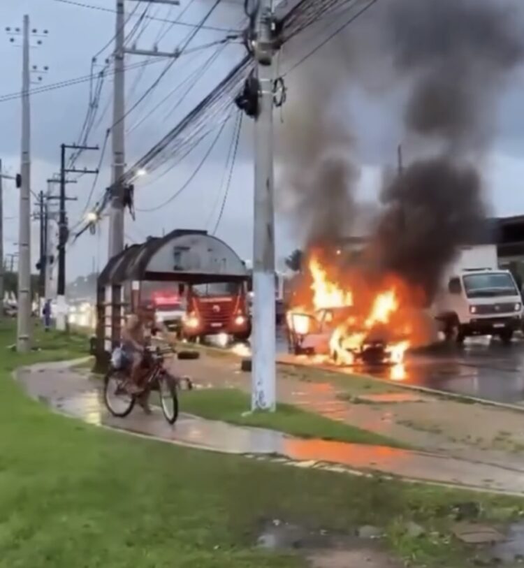 Incêndio repentino atinge veículo na Augusto Montenegro