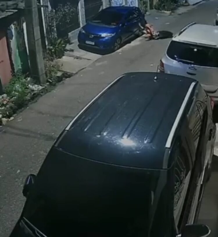 Mulher é flagrada riscando carros no bairro da Sacramenta, em Belém