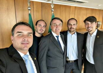 Medida restringe visita dos filhos Flávio e Carlos a Bolsonaro