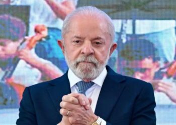 Lula chora em evento no Planalto e dá indireta a aliados de Bolsonaro: ‘Se eu sair e entrar uma coisa, a fome volta’