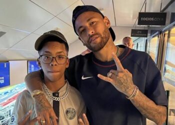 Influenciador baiano de 16 anos gera polêmica ao dirigir por app durante live em rede social